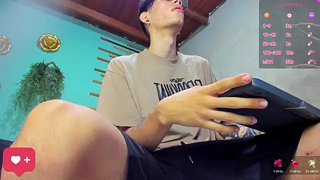 Snapshot of david_huge chatting on November 1, 2:10 pm david huge online show from November 1, 2:10 pm