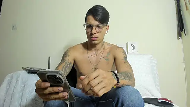 Snapshot of Alan_Fire chatting on October 19, 5:56 am Alan Fire online show from October 19, 5:56 am