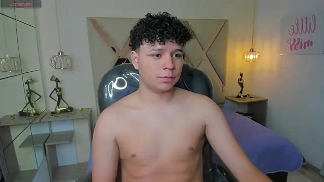 BenjaminBottonn online show from October 30, 9:05 pm