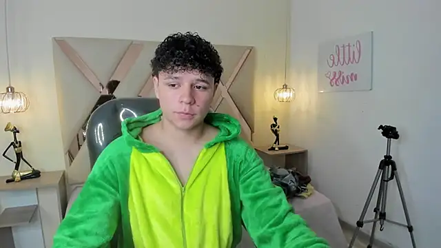 BenjaminBottonn online show from October 4, 8:13 pm