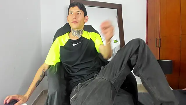 Snapshot of Davide_444 chatting on October 12, 3:44 am Davide 444 online show from October 12, 3:44 am