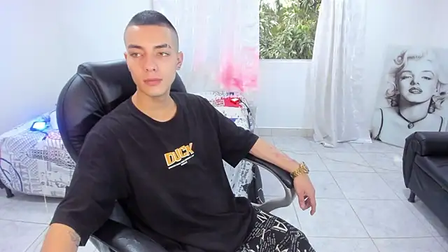 Snapshot of Dereck_Boy8 chatting on October 13, 8:59 pm Dereck Boy8 online show from October 13, 8:59 pm