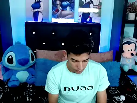 Snapshot of x_oliver_x chatting on October 18, 5:01 am x oliver x online show from October 18, 5:01 am