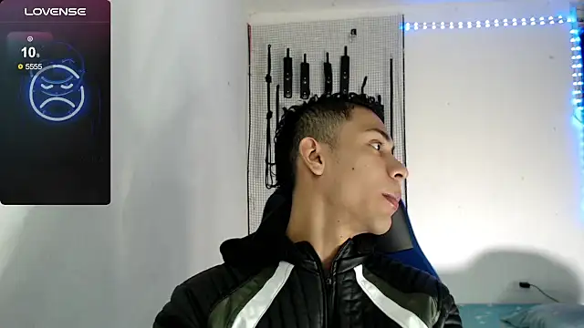 Snapshot of dylan_apol0 chatting on October 2, 5:33 am dylan apol0 online show from October 2, 5:33 am