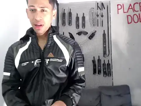 Snapshot of dylan_apol0 chatting on September 15, 6:26 am dylan apol0 online show from September 15, 6:26 am
