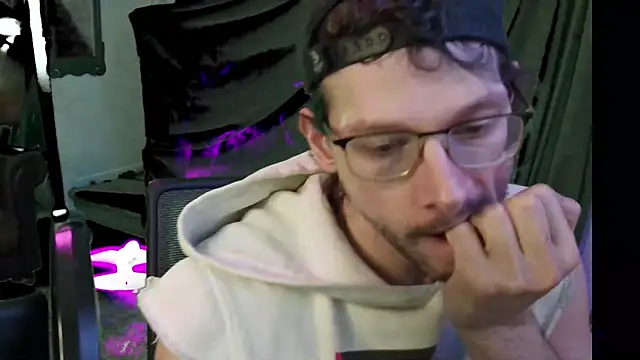 Snapshot of MasterDaddyCool chatting on October 17, 4:38 am MasterDaddyCool online show from October 17, 4:38 am