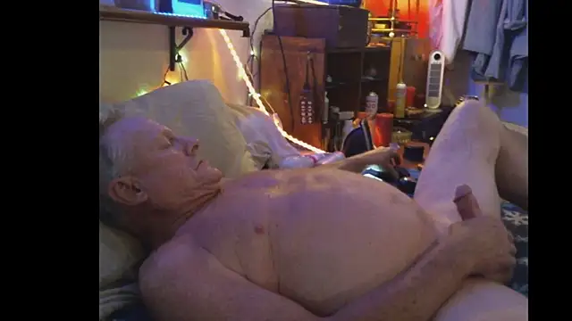 Snapshot of Pussyeat2please chatting on October 21, 10:51 am Pussyeat2please online show from October 21, 10:51 am