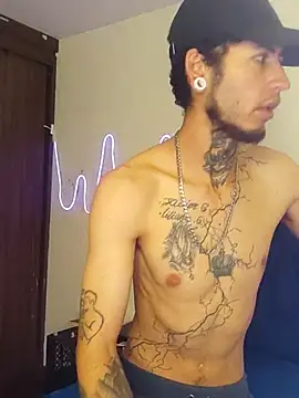Snapshot of Tattoboy19cm chatting on September 19, 5:24 pm Tattoboy19cm online show from September 19, 5:24 pm
