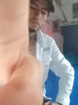 Snapshot of Tattoboy19cm chatting on October 23, 3:48 pm Tattoboy19cm online show from October 23, 3:48 pm