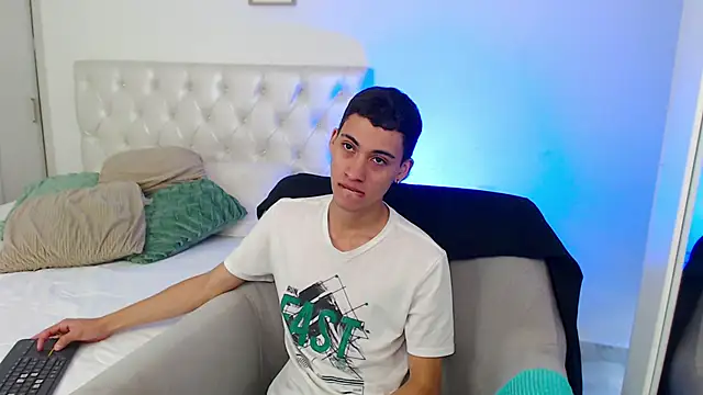 yulian vasquez online show from February 16, 7:34 pm