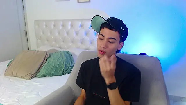 yulian vasquez online show from February 13, 7:41 pm