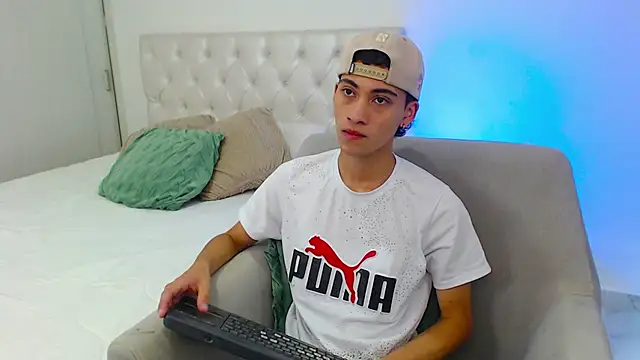 yulian vasquez online show from February 23, 7:15 pm