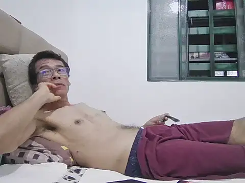 Snapshot of skinnylatino51 chatting on October 27, 2:14 am skinnylatino51 online show from October 27, 2:14 am