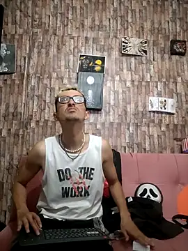 Snapshot of moorejhosua chatting on October 19, 7:06 pm moorejhosua online show from October 19, 7:06 pm