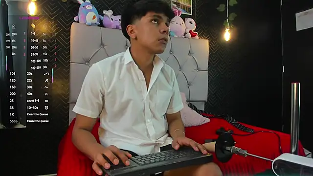 Snapshot of Thiago_Kozak chatting on September 15, 1:01 pm Thiago Kozak online show from September 15, 1:01 pm