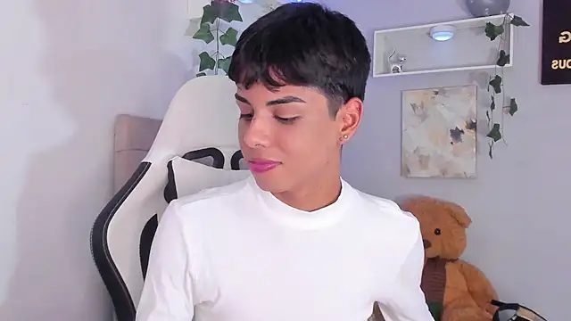 Snapshot of Thomas_wil chatting on October 18, 6:40 am Thomas wil online show from October 18, 6:40 am