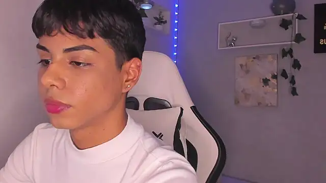 Snapshot of Thomas_wil chatting on October 16, 6:21 am Thomas wil online show from October 16, 6:21 am