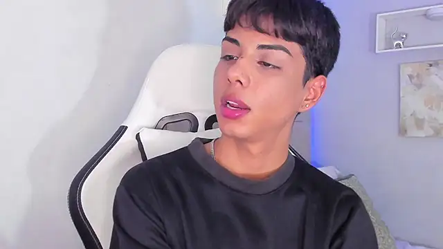 Snapshot of Thomas_wil chatting on October 24, 6:48 am Thomas wil online show from October 24, 6:48 am