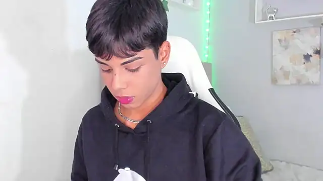 Snapshot of Thomas_wil chatting on October 26, 7:43 am Thomas wil online show from October 26, 7:43 am