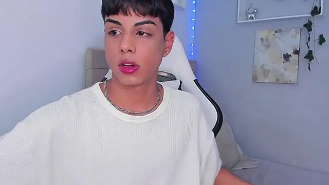 Snapshot of Thomas_wil chatting on October 15, 6:10 am Thomas wil online show from October 15, 6:10 am