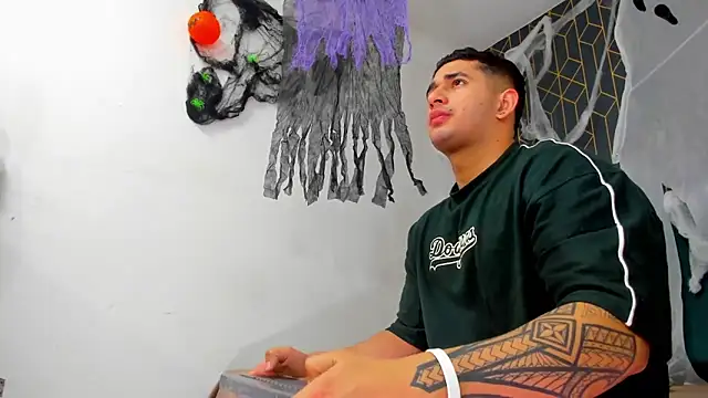 Snapshot of king_falconer chatting on October 14, 3:57 am king falconer online show from October 14, 3:57 am