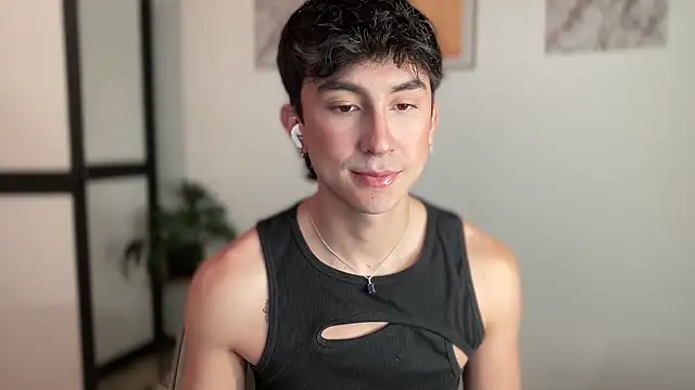 sweettaaron01 online show from April 28, 1:00 am