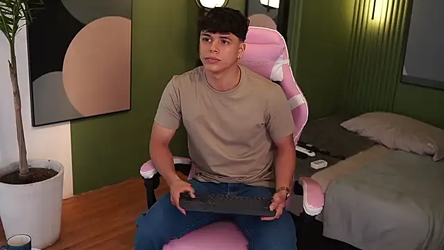 Snapshot of Ethan_occonor chatting on September 24, 7:01 pm Ethan occonor online show from September 24, 7:01 pm