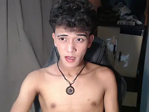 Snapshot of kenbigcockxx chatting on October 16, 9:28 am kenbigcockxx online show from October 16, 9:28 am