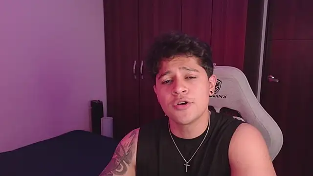 Snapshot of domsantiago_ chatting on October 1, 12:03 am domsantiago online show from October 1, 12:03 am