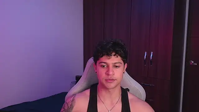 Snapshot of domsantiago_ chatting on October 6, 2:05 am domsantiago online show from October 6, 2:05 am