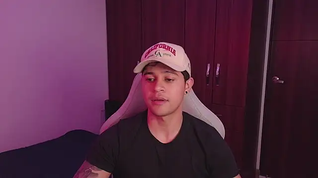 Snapshot of domsantiago_ chatting on September 29, 12:53 am domsantiago online show from September 29, 12:53 am