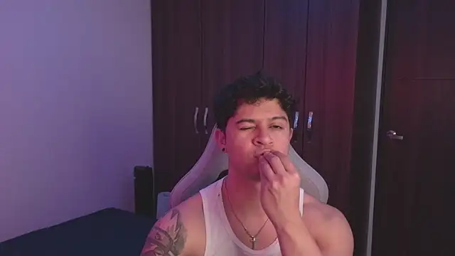 Snapshot of domsantiago_ chatting on October 3, 1:32 am domsantiago online show from October 3, 1:32 am