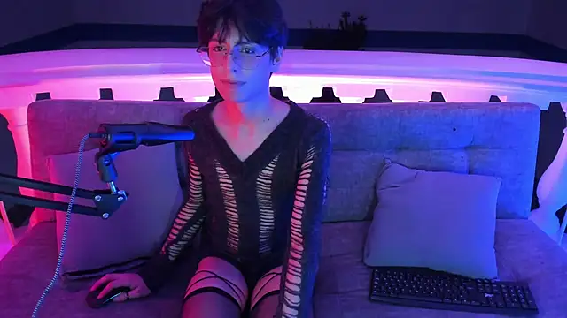 Snapshot of luixdust_ chatting on September 25, 5:50 am luixdust online show from September 25, 5:50 am