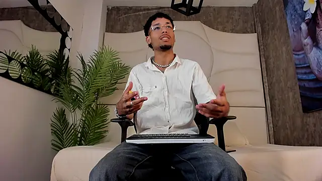 Snapshot of Thiagoferreti chatting on October 11, 3:21 am Thiagoferreti online show from October 11, 3:21 am