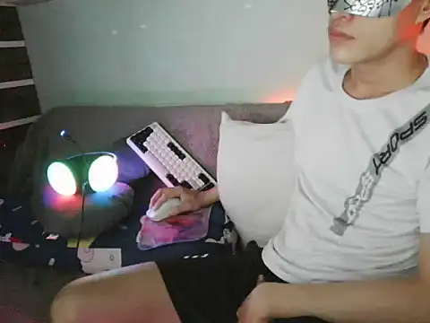 Snapshot of boyhigh1997 chatting on October 18, 7:35 am boyhigh1997 online show from October 18, 7:35 am