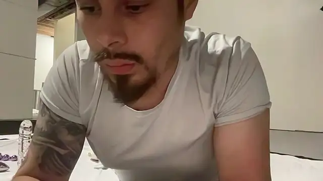 PuttieIn online show from May 7, 2:11 am