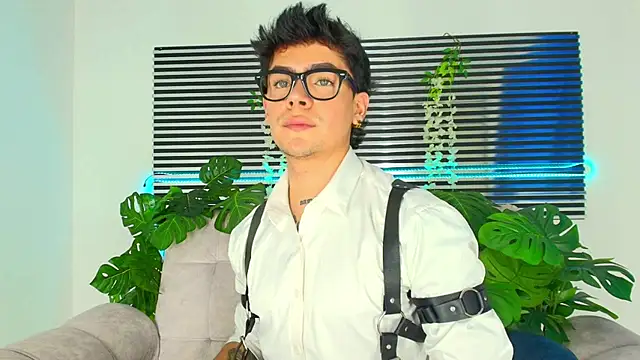 CamiiGuzmanX online show from March 5, 10:17 pm