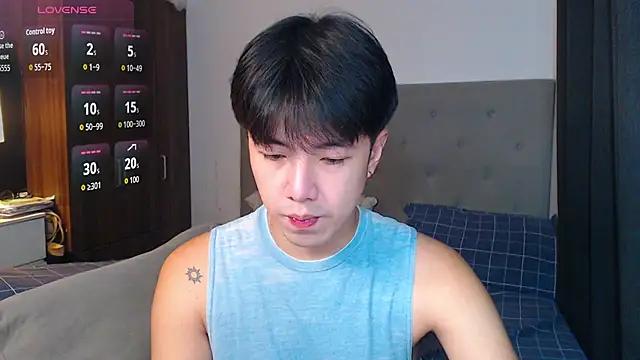 Snapshot of Addictiveboi chatting on October 28, 2:14 am Addictiveboi online show from October 28, 2:14 am