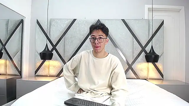 AustinReeds online show from September 22, 12:15 pm
