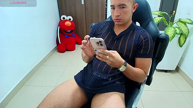 Snapshot of sebastian_oconnor77 chatting on October 6, 12:32 pm sebastian oconnor77 online show from October 6, 12:32 pm