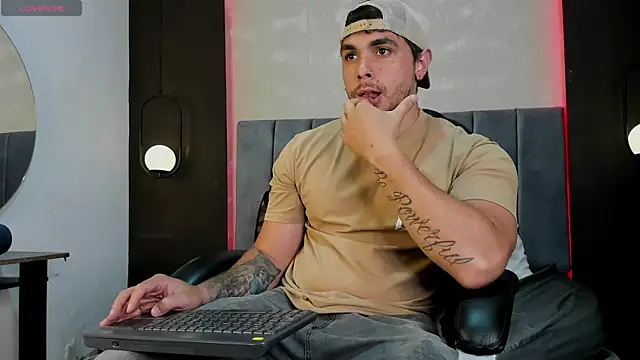 Snapshot of Liam_walk_ chatting on October 2, 8:02 pm Liam walk online show from October 2, 8:02 pm
