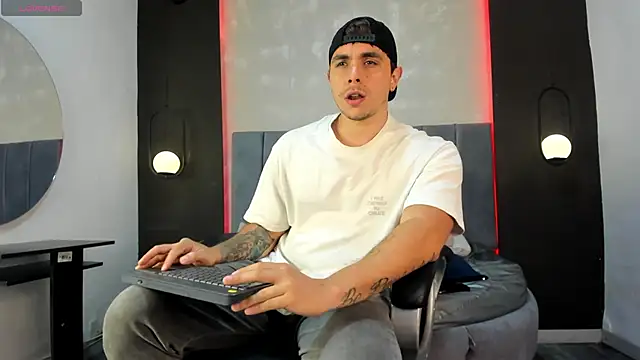 Snapshot of Liam_walk_ chatting on September 23, 9:58 pm Liam walk online show from September 23, 9:58 pm