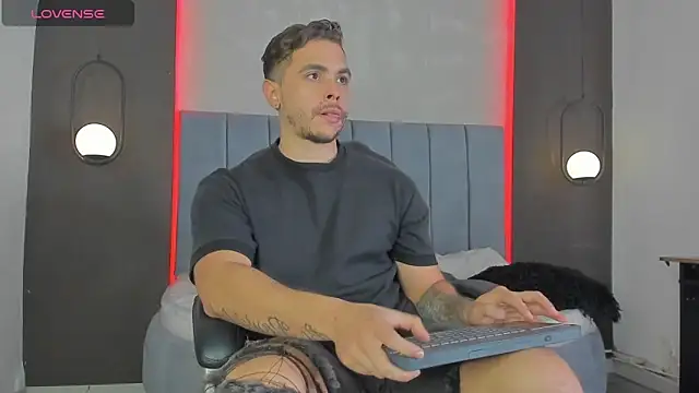 Liam walk  online show from April 7, 7:47 pm