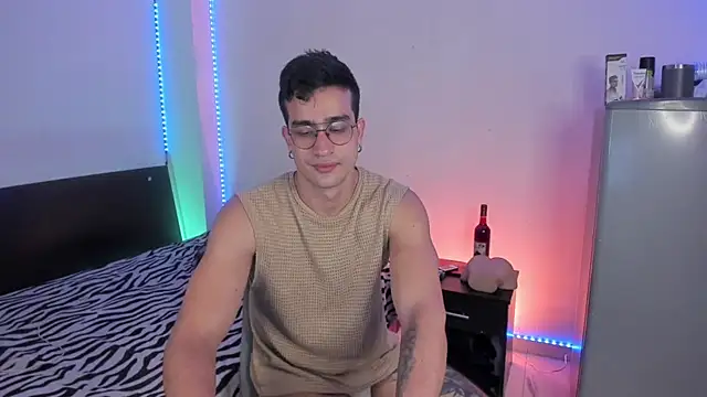 Snapshot of CamCumBoy chatting on September 17, 10:16 am CamCumBoy online show from September 17, 10:16 am