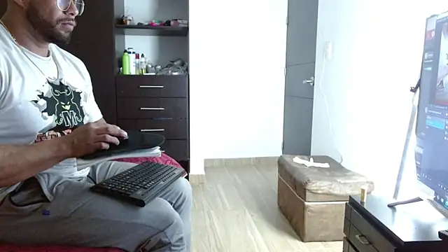 AntonyDAngelo25 online show from November 18, 10:45 pm