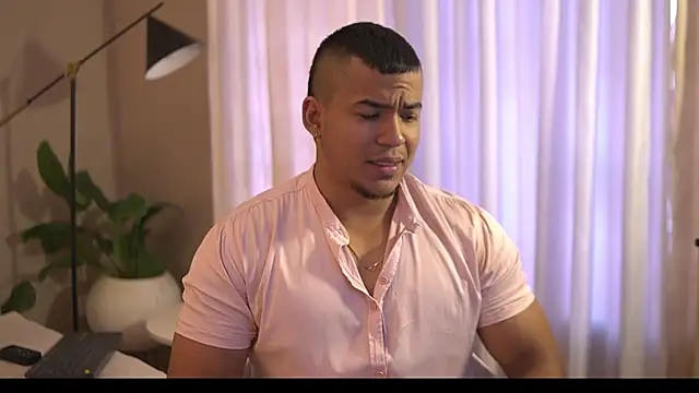 Snapshot of Thiago_Valente chatting on September 24, 1:42 pm Thiago Valente online show from September 24, 1:42 pm