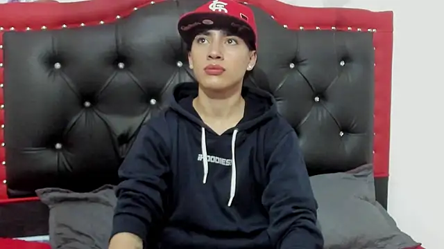 Snapshot of Thiago_Divine_ chatting on October 17, 10:47 pm Thiago Divine online show from October 17, 10:47 pm