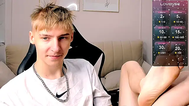 Snapshot of MrSexyCum4U chatting on October 17, 10:58 pm MrSexyCum4U online show from October 17, 10:58 pm