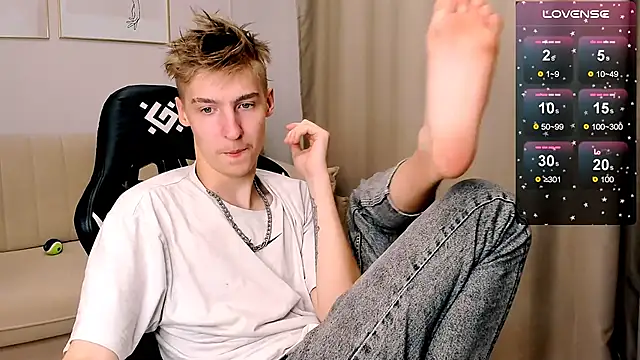 Snapshot of MrSexyCum4U chatting on October 24, 9:11 am MrSexyCum4U online show from October 24, 9:11 am