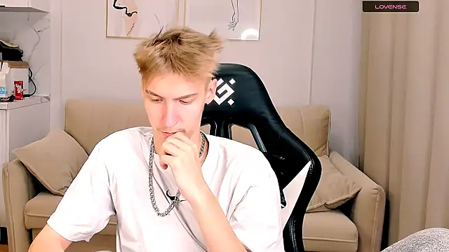 Snapshot of MrSexyCum4U chatting on October 21, 12:08 pm MrSexyCum4U online show from October 21, 12:08 pm